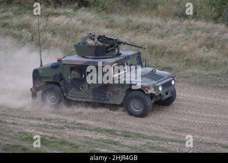 Amerikanische Soldaten fahren während einer gemeinsamen militärischen Übung Rapid Trident 2019 im Internationalen Zentrum für Friedenssicherung und Sicherheit der Nationalen Akademie der Landstreitkräfte in der Nähe von Lviv mit einem HMMWV oder Humvee (High Mobility Multipurpose Wheeled Vehicle). Stockfoto