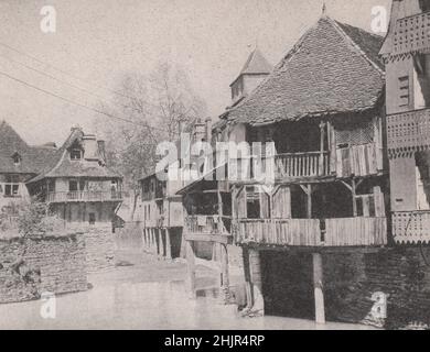 Urige Architektur der alten Welt in einer Ecke von Salies-de-Bearn. Pyrénées-Atlantiques. Frankreich (1923) Stockfoto