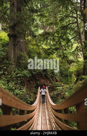 Allein Reisende Frau, die Naturpfade in Oregon erkundet Stockfoto