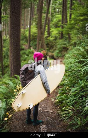 Female Surfer Walking Naturlehrpfad zum Oregon Strand Stockfoto