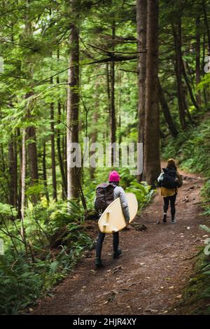 Female Surfer Walking Naturlehrpfad zum Oregon Strand Stockfoto