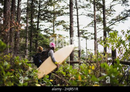 Female Surfer Walking Naturlehrpfad zum Oregon Strand Stockfoto