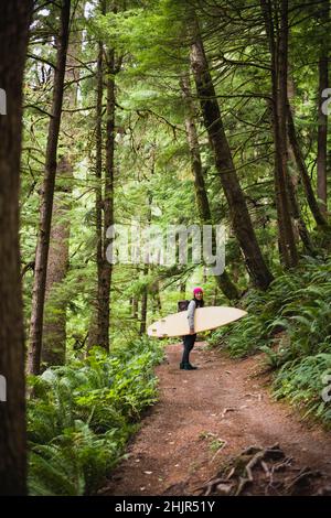 Female Surfer Walking Naturlehrpfad zum Oregon Strand Stockfoto