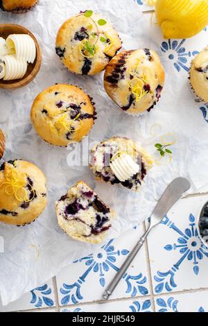 Blaubeer-Muffins mit frischen Beeren und Konfitüren Stockfoto