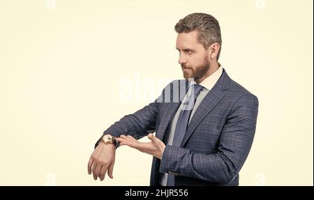 Uhr ist ein neuer Stil. Der leitende Manager kann mit dem Finger auf die Armbanduhr zeigen. Zeitmanagement Stockfoto