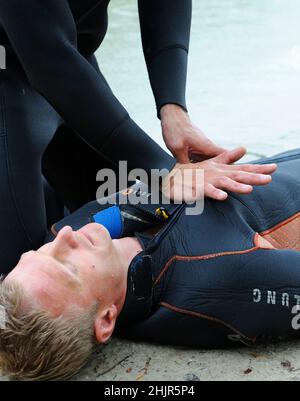 Künstliche Beatmung. Rettungsschwimmer drückt mit den Händen auf einen ertrinkenden Brustkorb. Kiew, Ukraine Stockfoto