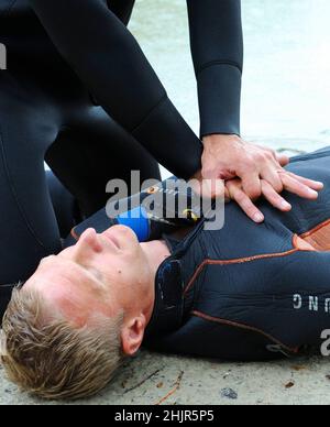 Künstliche Beatmung. Rettungsschwimmer drückt mit den Händen auf einen ertrinkenden Brustkorb. Kiew, Ukraine Stockfoto