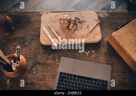 High-Angle-Ansicht Foto von Porzellan Material Ausrüstung müssen Töpferei Store Besitzer für künstlerische Steingut drinnen Galerie Stockfoto