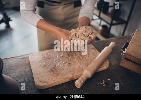 Zugeschnittenes Foto von Small Business Vertreter Dame haben Hobby Inspiration Form Steingut verwenden Porzellan Schlamm in Tisch Arbeitsraum Stockfoto