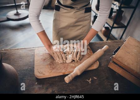 Zugeschnittenes Foto von Kleinunternehmen Besitzer Dame haben Kunstwerk Seminar zeigen Figur rohes Porzellan Steingut in Arbeitszimmer Tisch Stockfoto