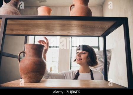 Foto von erfahrenen Dame Töpferkunst kleine Unternehmer genießen neue Modellierung Ton Produkt im Arbeitszimmer Stockfoto