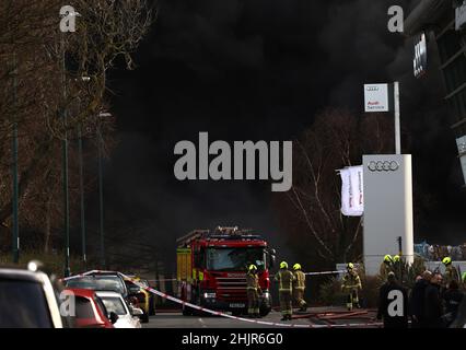 Nottingham, Nottinghamshire, Großbritannien. 31st. Januar 2022. Feuerwehrleute kämpfen in einem Recyclingzentrum auf einem Industriegebiet im Gebiet von Dünkirchen gegen einen Brand. Credit Darren Staples/Alamy Live News. Stockfoto