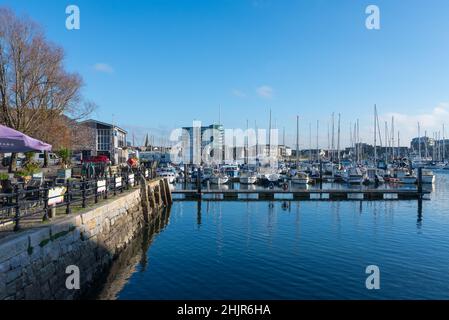 Boote, die an einem sonnigen Wintertag im Sutton Harbour, Plymouth, vom Barbican aus angemacht sind Stockfoto