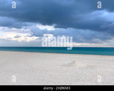 Sandpyramide am leeren Strand am Ende des Tages, Miami Beach, FL, USA