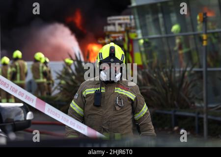 Nottingham, Nottinghamshire, Großbritannien. 31st. Januar 2022. Feuerwehrleute kämpfen in einem Recyclingzentrum auf einem Industriegebiet im Gebiet von Dünkirchen gegen einen Brand. Credit Darren Staples/Alamy Live News. Stockfoto