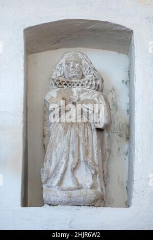 Überreste eines größeren Denkmals für Lady Elizabeth Naunton und ihren Ehemann, Sir William Naunton, wurden in zwei Nischen in der Church of St Mary, Letheringham, errichtet Stockfoto