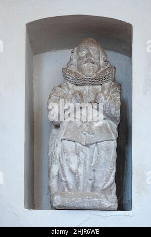 Die Überreste eines größeren Denkmals für William Naunton und seine Frau Elizabeth wurden in zwei Nischen in der Prioratenkirche St. Mary, Letheringham, Suffolk, errichtet Stockfoto