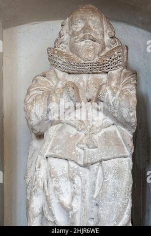 Die Überreste eines größeren Denkmals für William Naunton und seine Frau Elizabeth wurden in zwei Nischen in der Prioratenkirche St. Mary, Letheringham, Suffolk, errichtet Stockfoto