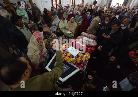 Peshawar, Khyber Pakhtunkhwa, Pakistan. 31st Januar 2022. Die Trauernden tragen die Schatulle des christlichen Priesters, Pater William Siraj, 75, während seines Trauerdienstes in der Allerheiligen-Kirche. Die pakistanische Polizei weitete am Montag ihre Menschenjagd auf zwei nicht identifizierte Angreifer aus, die am Sonntag einen Siraj erschoss und tötete und einen anderen Priester verletzte. (Bild: © Hussain Ali/Pacific Press via ZUMA Press Wire) Stockfoto