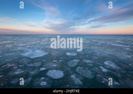 Eis schwimmt auf dem Lake Michigan am North Avenue Beach, Chicago. Stockfoto