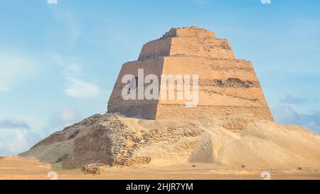 Meidum ist eine archäologische Stätte in Unterägypten. Die Pyramide war Ägyptens erste geradlinige, aber sie brach teilweise zusammen. Das Gebiet befindet sich ar Stockfoto