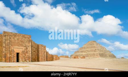 Memphis, Ägypten - die älteste stehende Stufenpyramide Ägyptens, entworfen von Imhotep für König Djoser, in Saqqara, einem alten buri Stockfoto