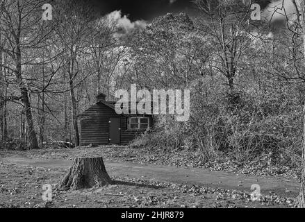 Schwarz-Weiß-Foto eines alten verlassenen und einstürzenden Hauses. Am Palisades Interstate Park State Line Lookout in Alpine NJ Stockfoto