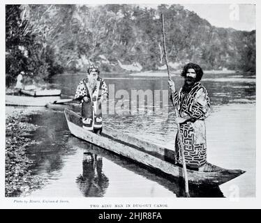 Zwei Ainu-Männer in ausgegrabenem Kanu aus dem Buch „The Living Races of Mankind“ Vol. 1 von Henry Neville Hutchinson, Herausgeber John Walter Gregory und Richard Lydekker, Verlag: London, Hutchinson & CO 1901 Stockfoto