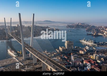 Wladiwostok, Russland - 24. Januar 2022: Blick auf die Stadt und die Brücke über die Bucht des Goldenen Horns. Draufsicht. Stockfoto