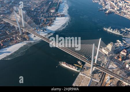 Wladiwostok, Russland - 24. Januar 2022: Blick auf die Stadt und die Brücke über die Bucht des Goldenen Horns. Draufsicht. Stockfoto