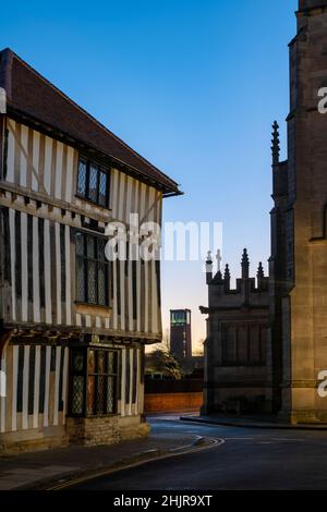 Entlang der Scholars Lane im Morgengrauen, Stratford-upon-Avon, Warwickshire, England Stockfoto