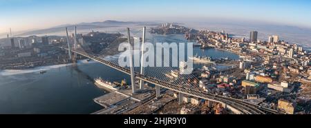 Wladiwostok, Russland - 24. Januar 2022: Blick auf die Stadt und die Brücke über die Bucht des Goldenen Horns. Draufsicht. Stockfoto