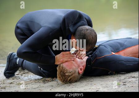 Künstliche Beatmung. Rettungsschwimmer, der Mund-zu-Mund-Beatmung ertrinkt. Stockfoto