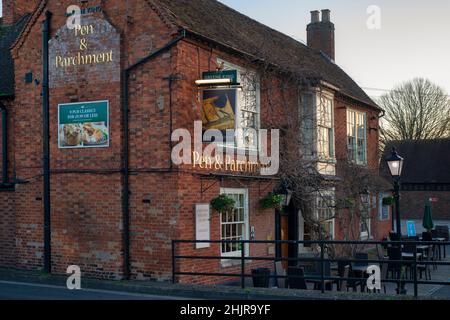 Pen und Pergament Pub am frühen Morgen. Warwick Road, Bridgefoot Quay, Stratford-Upon-Avon, Warwickshire, England Stockfoto