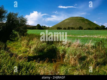 Silbury Hill, spätneolithischer künstlicher Hügel (der größte in Europa), West Kennet, Avebury, Großbritannien, mit Blick auf W über den Fluss Winterbourne. Stockfoto