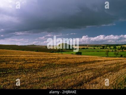 Silbury Hill (der größte in Europa), Avebury, Wiltshire, England, Großbritannien, Blick NNW aus der Nähe von West Kennet langen Schubkarre. Stockfoto