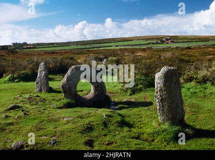 Anzeigen WNW of Men an Tol Loed Stone, Bosullow Common, West Penwith, Cornwall, England, Großbritannien, verbunden mit Folklore, Heilritualen und Weissagung. Stockfoto