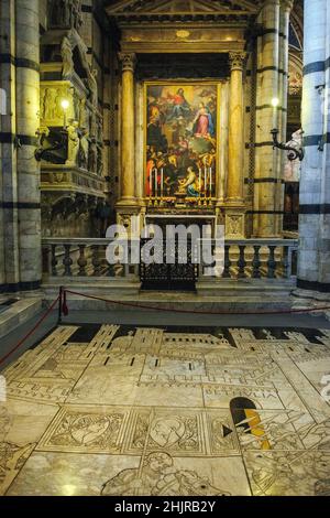 Bodenmosaik aus Marmor Geschichte der Judith, im Hintergrund Altar des Sant'Ansano, Dom von zu in Siena, Siena, Toskana, Italien Stockfoto
