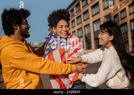 Kerl und Mädchen Dressing amerikanischen Flagge auf Freundin Stockfoto