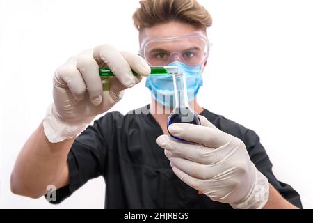 Hübscher Mann Chemiker mit Kolben macht Experiment im Labor Stockfoto