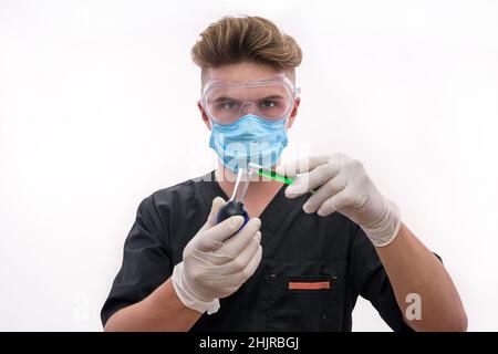 Hübscher Mann Chemiker mit Kolben macht Experiment im Labor Stockfoto