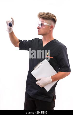 Hübscher Mann Chemiker mit Kolben macht Experiment im Labor Stockfoto