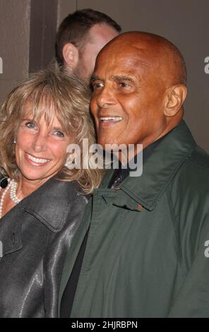 Harry Belafonte und seine Frau Pamela Frank nehmen an der Eröffnungsvorstellung des neuen Broadway-Musicals „Fela!“ Teil. Am 23. November 2009 im Eugene O'Neill Theatre in New York City. Foto: Henry McGee/MediaPunch Stockfoto