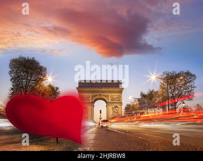 Triumphbogen gegen rotes Herz auf der Champs-Elysees Straße, Happy Valentine's Day, Paris in Love, Frankreich Stockfoto