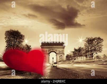 Triumphbogen gegen rotes Herz auf der Champs-Elysees Straße, Happy Valentine's Day, Paris in Love, Frankreich Stockfoto