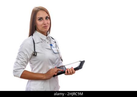 Tablette und Medizin. Schöne Frau Arzt hält Tablette isoliert auf weiß. Einsatz moderner Geräte in der medizinischen Arbeit Stockfoto