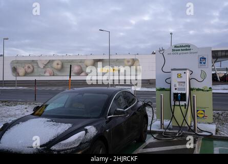 Sankt Polten, Österreich - 8. Januar 2022. Eine statische Aufnahme eines soliden schwarzen Tesla Model 3 Doppelmotors, der an der LIDL DC-Ladestation für den Supermarkt geladen wurde Stockfoto