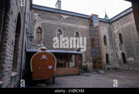 Szczytna, Polen - 9. Januar 2022. Castle Rock Forest ist ein Schloss in den Felsen integriert. Es befindet sich in der Woiwodschaft Niederschlesien an der Szcz Stockfoto