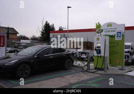 Svitavy, Tschechien - 8. Januar 2022. Eine statische Aufnahme eines soliden schwarzen Tesla Model 3 Dual-Motors, der an der LIDL Supermarkt DC-Ladestation in einem geladen wird Stockfoto