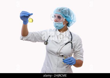 Chemiker, der im Labor arbeitet. Schöne Frau mit Reagenzgläsern, die Schutzkleidung tragen und Experimente durchführen Stockfoto